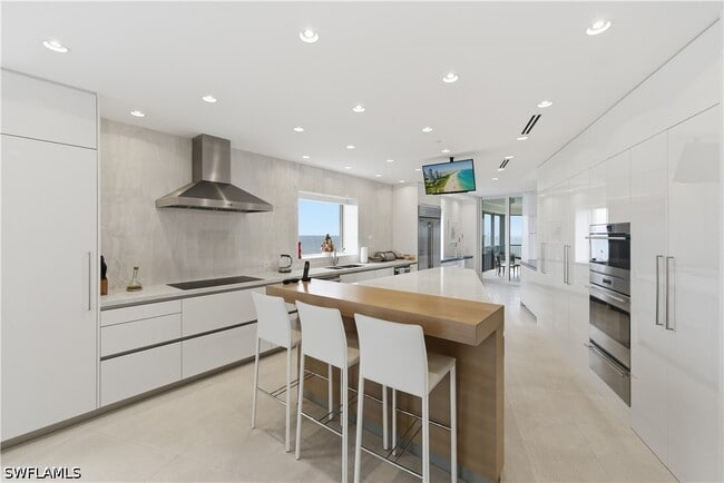Building Photo - 8665 Bay Colony Dr