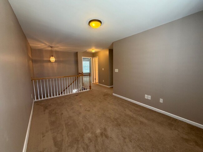 Building Photo - 422 Delta Dr