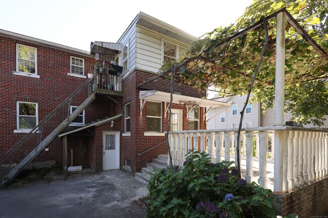 Building Photo - 142 Wolcott St