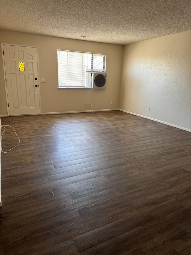 Building Photo - Apple Valley- Four Plex- 2 Bedrooms, 2 Bat...