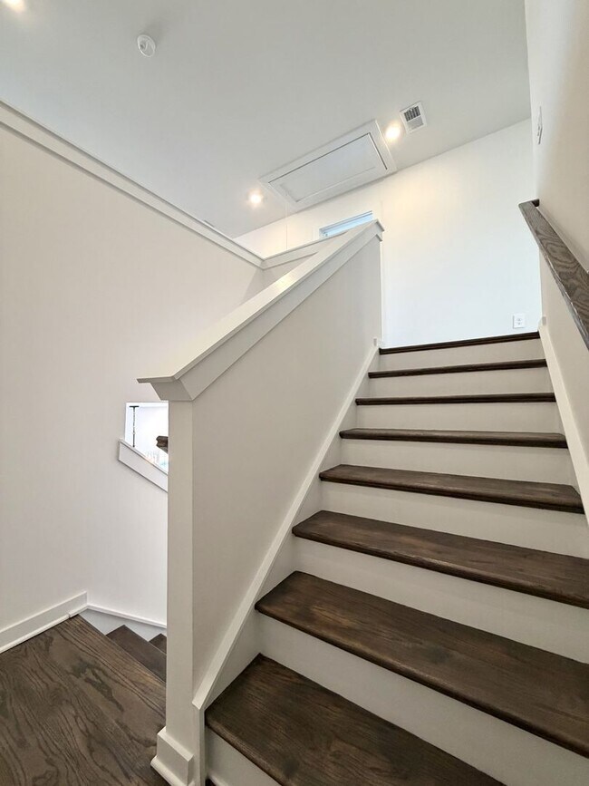 Building Photo - 2372 Meadowwood Dr