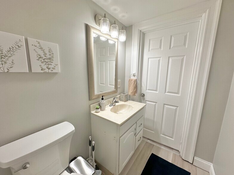 Building Photo - 324 Ella St