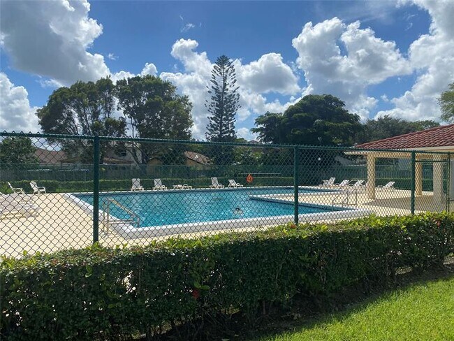 Building Photo - 228 Lakeside Cir