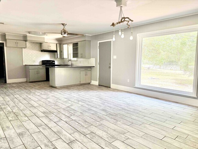 Building Photo - 735 Westbrook Dr