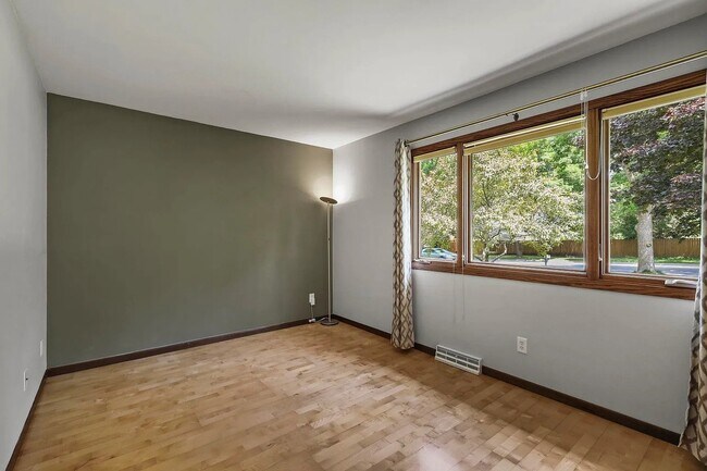 Building Photo - 2914 Maple Grove Dr