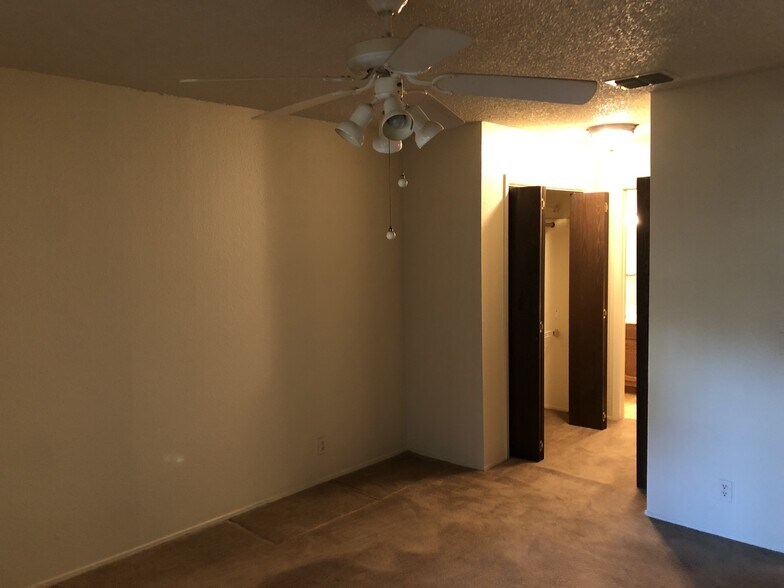 Building Photo - 914 W Meadowmere Ln