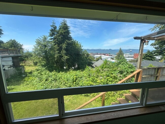 Building Photo - COMING SOON! - 3 Bed 1 Bath Home