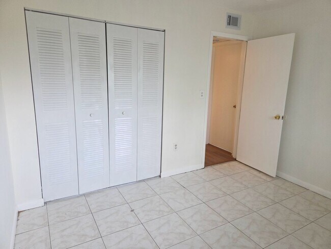 Building Photo - Fully Renovated 3BR/2BA Townhome with New Bathrooms & Fenced Yard