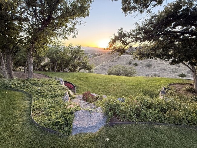 Building Photo - Stunning Home in Provo - Beautiful Backyard!