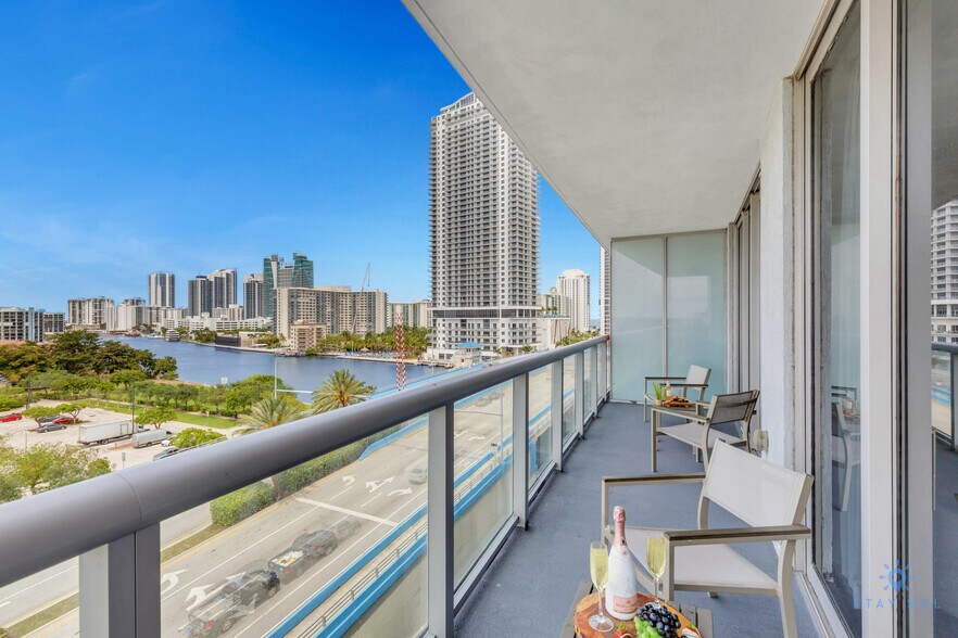 Building Photo - 2602 E Hallandale Beach Blvd