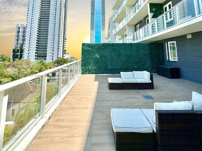 Building Photo - 321 NE 26th St