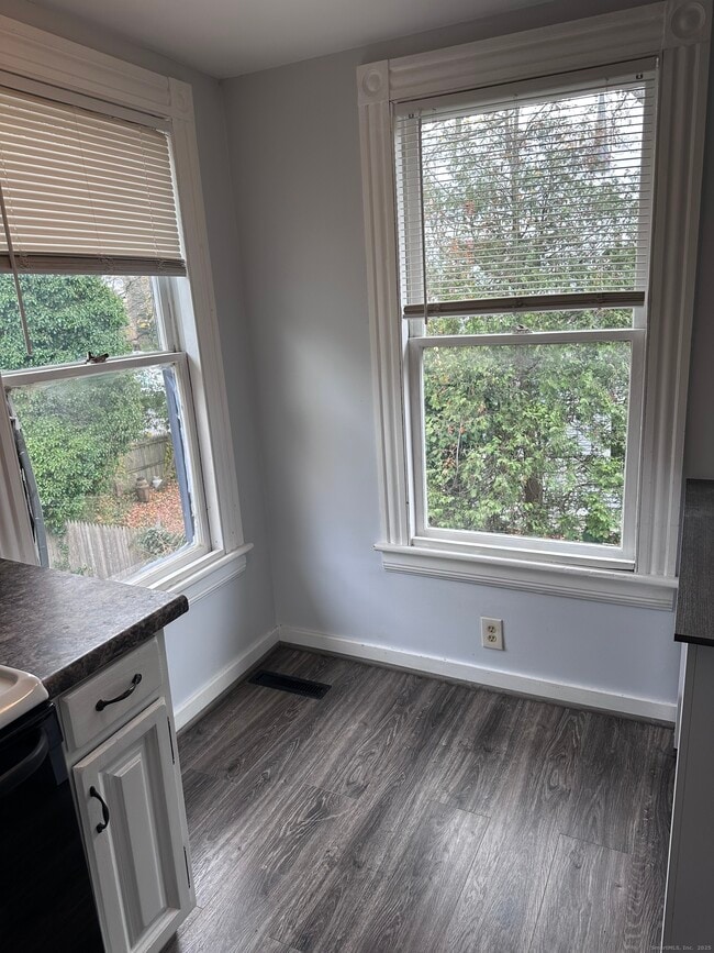 Building Photo - 941 E Broadway