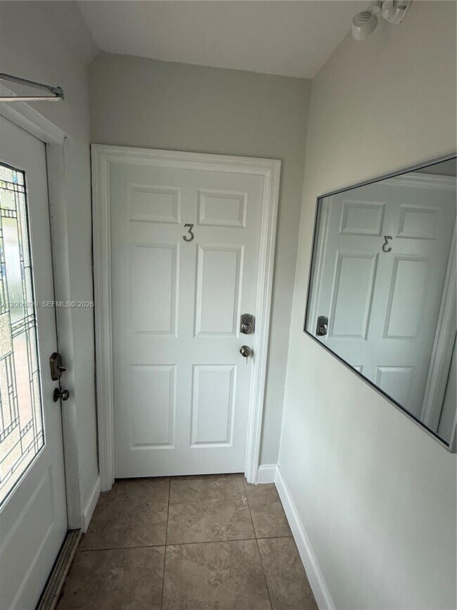 Building Photo - 2816 Pine Tree Dr