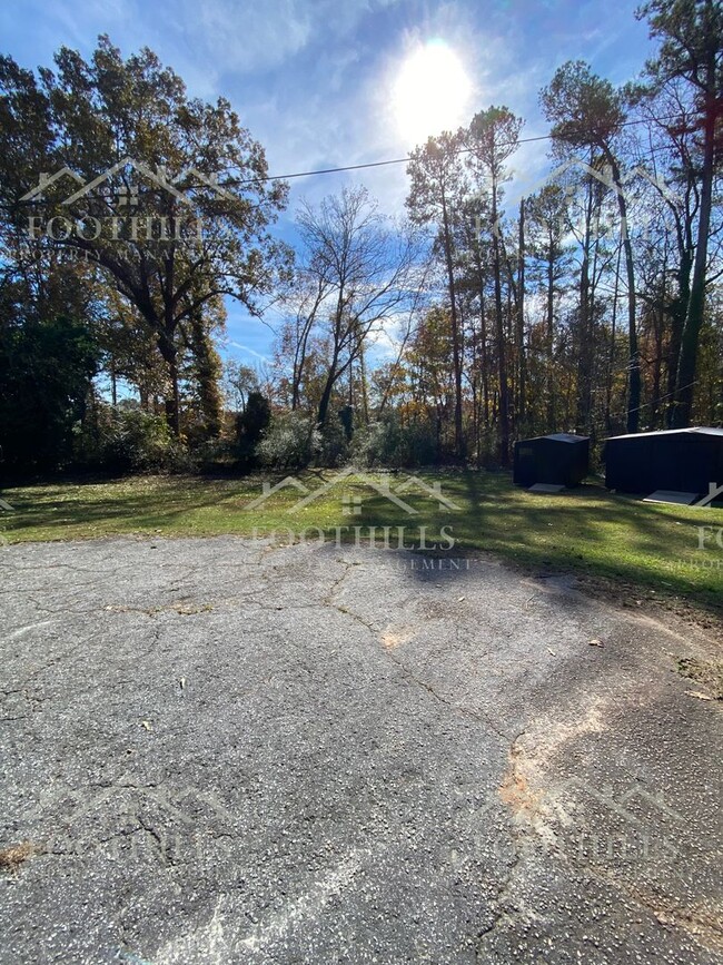 Building Photo - 3-Bedroom Home with Screened Porch & New A...