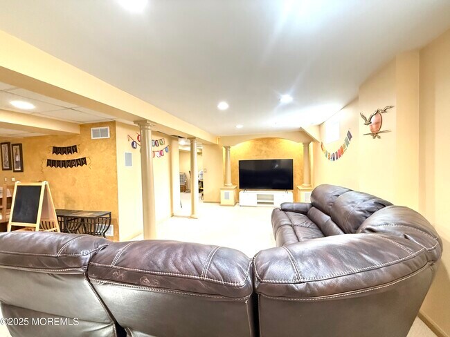 Building Photo - 28 Skylark Ct