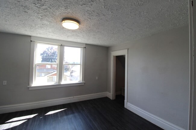 Building Photo - 1306 E Montgomery Ave