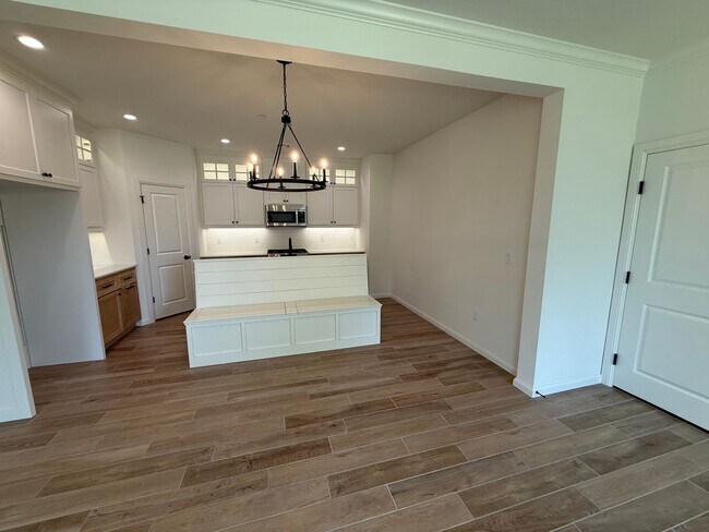 Building Photo - Fall special! flexible terms and easy move in!! 3 bed 2 bath 2 car in bungalow Heights, beautiful...
