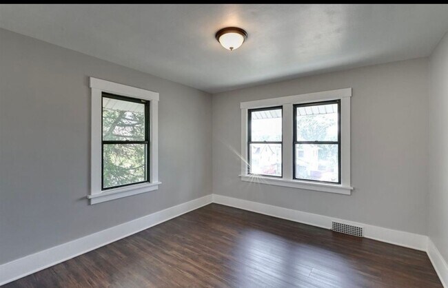 Building Photo - Beautiful & Spacious 3 Bedroom, 2 Bathroom Home in South Omaha – 1,872 Sq Ft