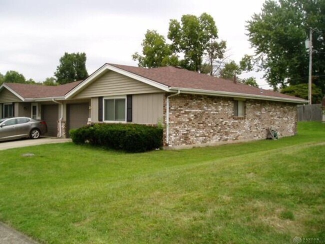 Building Photo - 728-728 Red Deer Ln