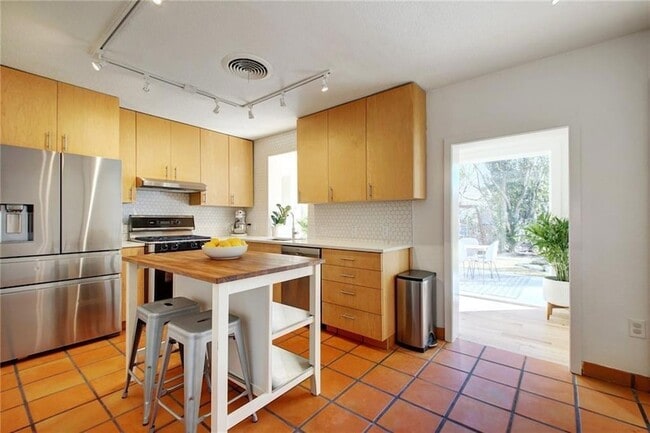 Building Photo - 3709 Vineland Dr