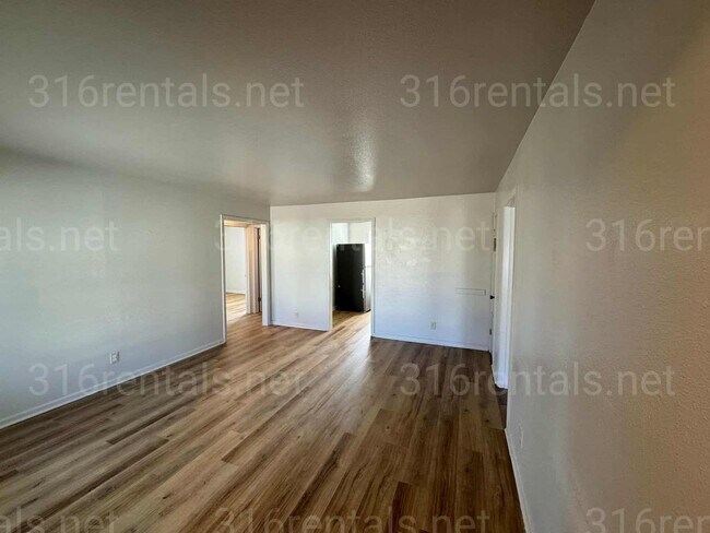 Building Photo - $1050 - 3 bed 1 bath - Single Family Home