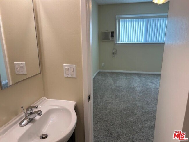 Building Photo - 1428 S Bedford St