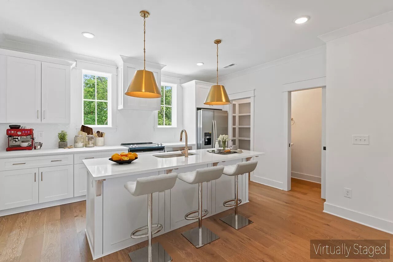 Building Photo - 2033 Maple View Ln