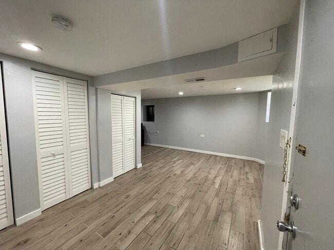 Building Photo - 2254 S Albany Ave