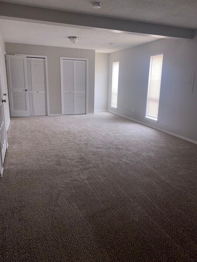 Building Photo - 8625 Lakeaire Dr