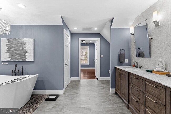 Building Photo - 8138 Rondelay Ln