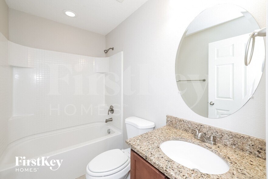 Building Photo - 2005 Maple Ln