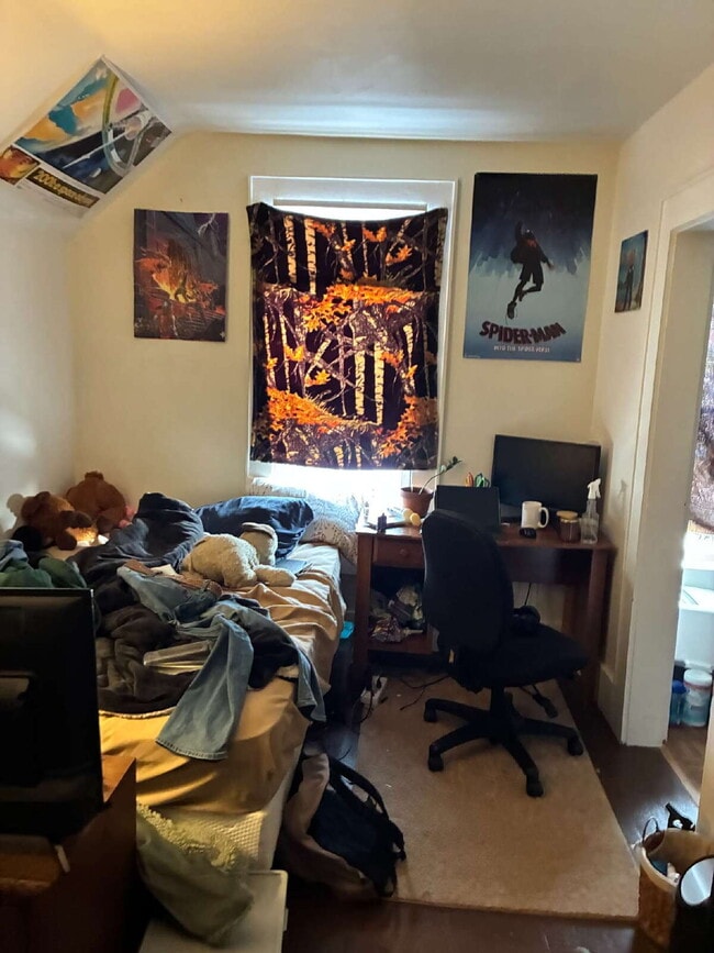 Building Photo - 4 bed 2 bath available June 1st