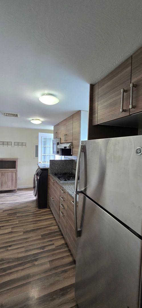 Building Photo - Charming 3BR First-Floor Condo – Walk to B...