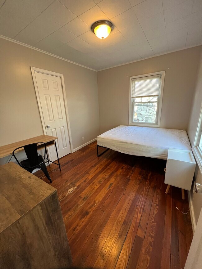 Building Photo - 126 Barton St