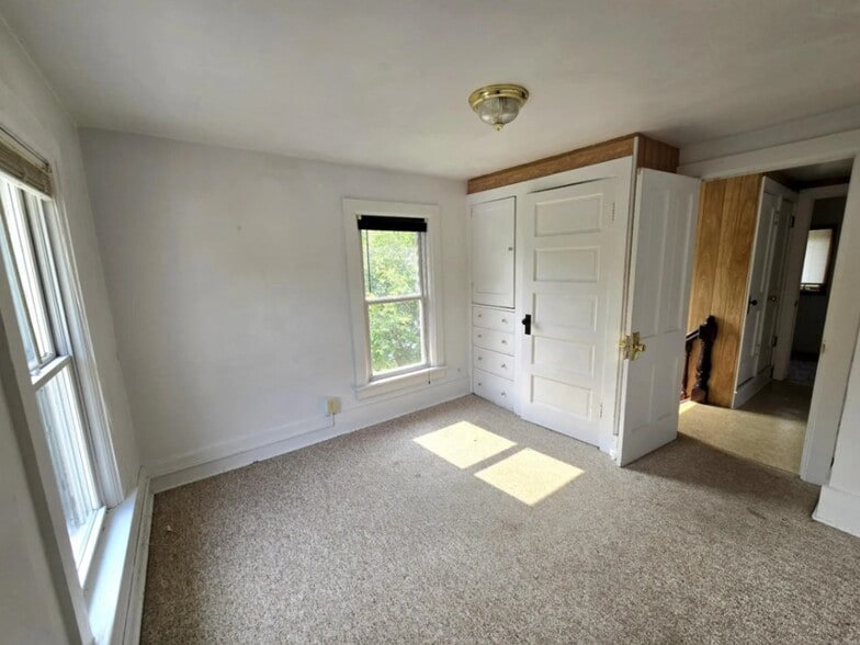 Building Photo - 320 W Cedar St