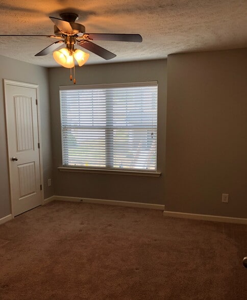 Master Bedroom with 2 walk-in closets - 1514 Sprucedale Dr