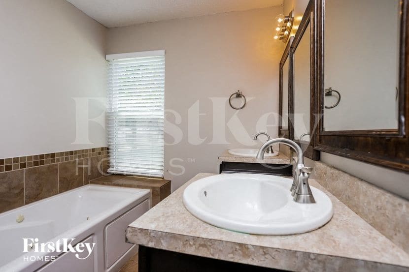 Building Photo - 8 Four Winds Dr