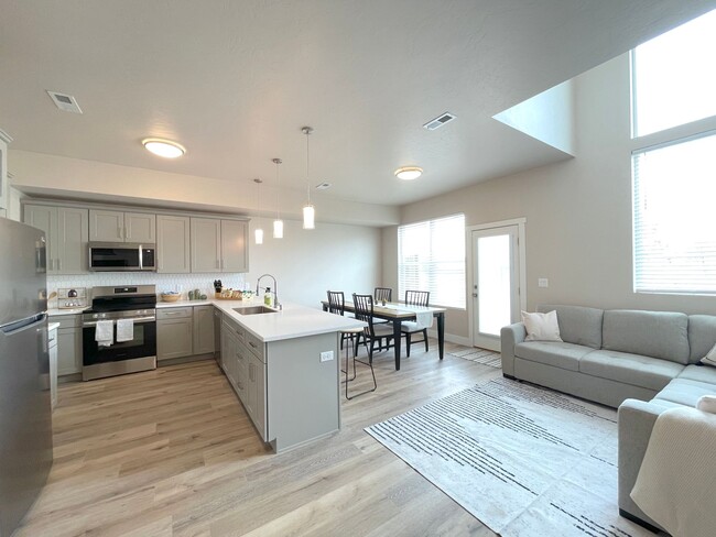 Building Photo - Bright 3br Townhome (New Build)