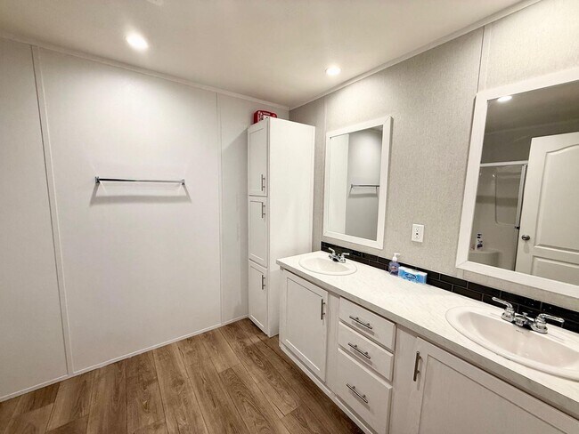 Building Photo - For Rent – Nearly New Home in Elm Mott, TX