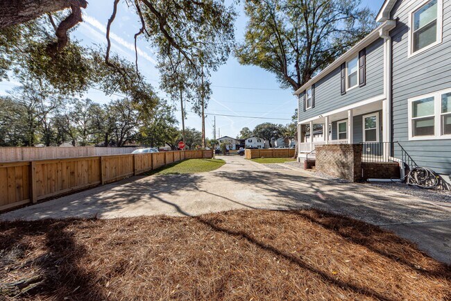 Building Photo - 3 BD 2.5 Bath Charming Home