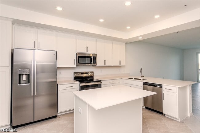 Building Photo - 15375 Grn Acrs Ave