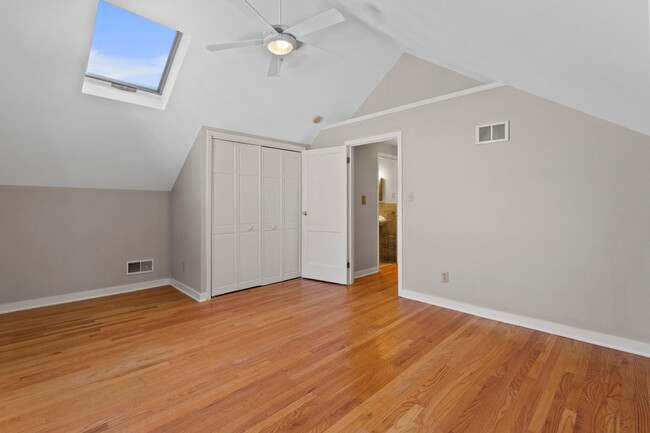 Building Photo - 4918 N Berkeley Blvd
