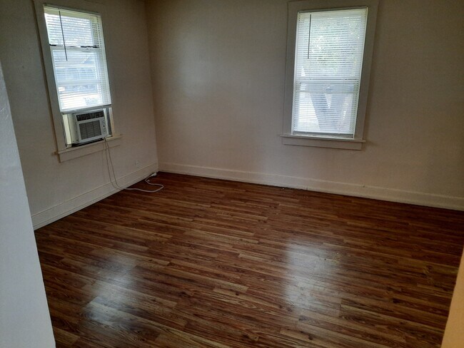 Building Photo - 1516 N Farmer Ave