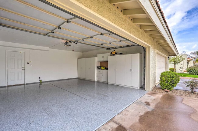 Building Photo - 7833 E Foxmore Ln