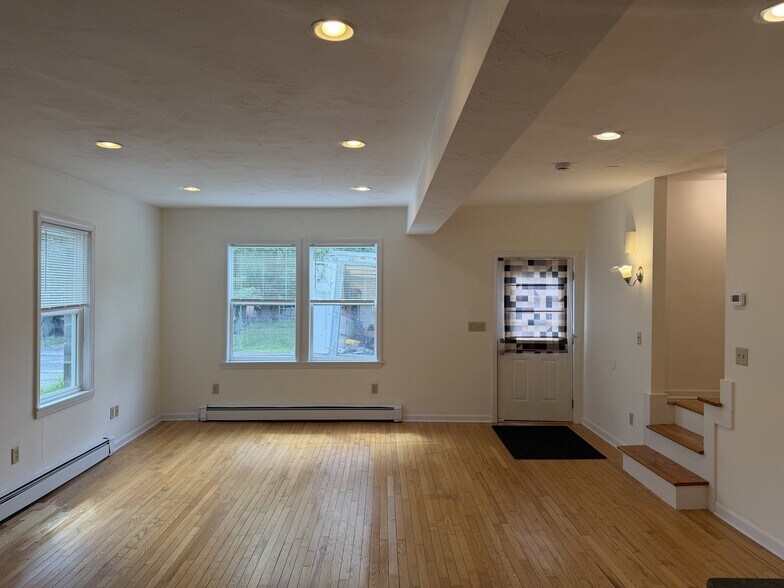 Building Photo - 8 Pleasant St