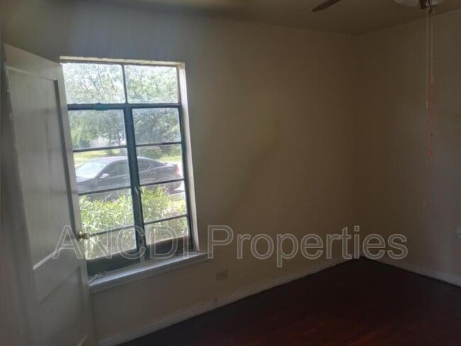 Building Photo - 703 Spring St