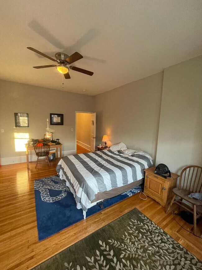 Building Photo - 933 S St Bernard St