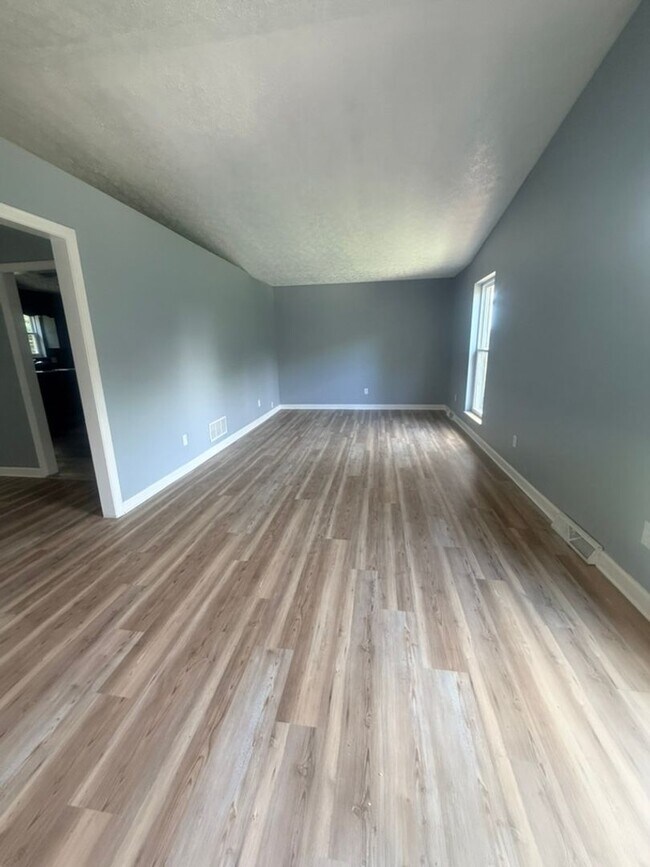 Building Photo - Spacious Maryville City Rental with Finished Basement & Lawn Care Included!