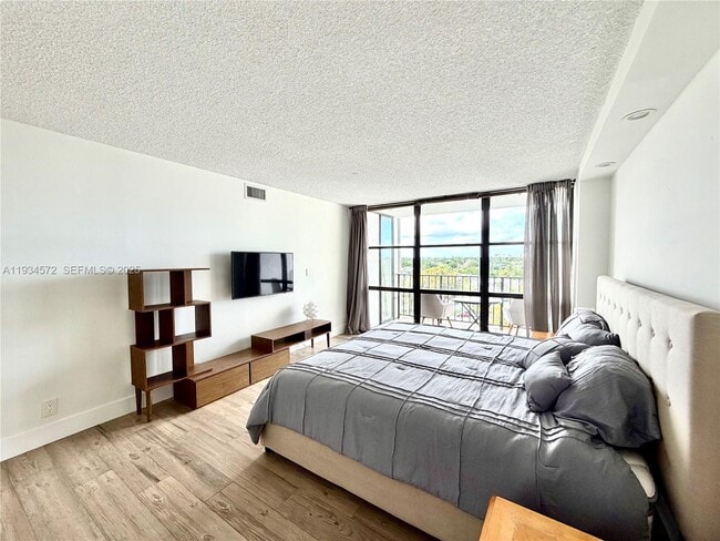 Building Photo - 1000 Parkview Dr