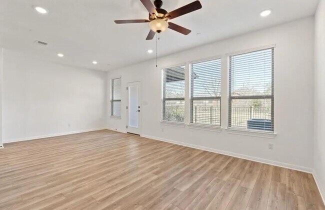 Building Photo - 2725 Woodall Dr
